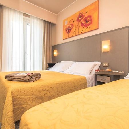 Hotel London Cattolica Bagian luar foto