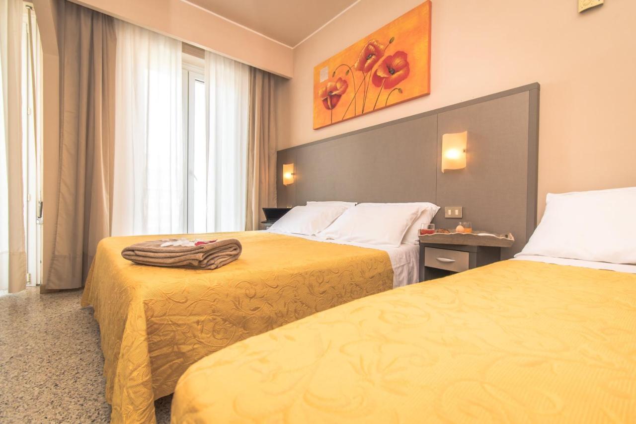 Hotel London Cattolica Bagian luar foto