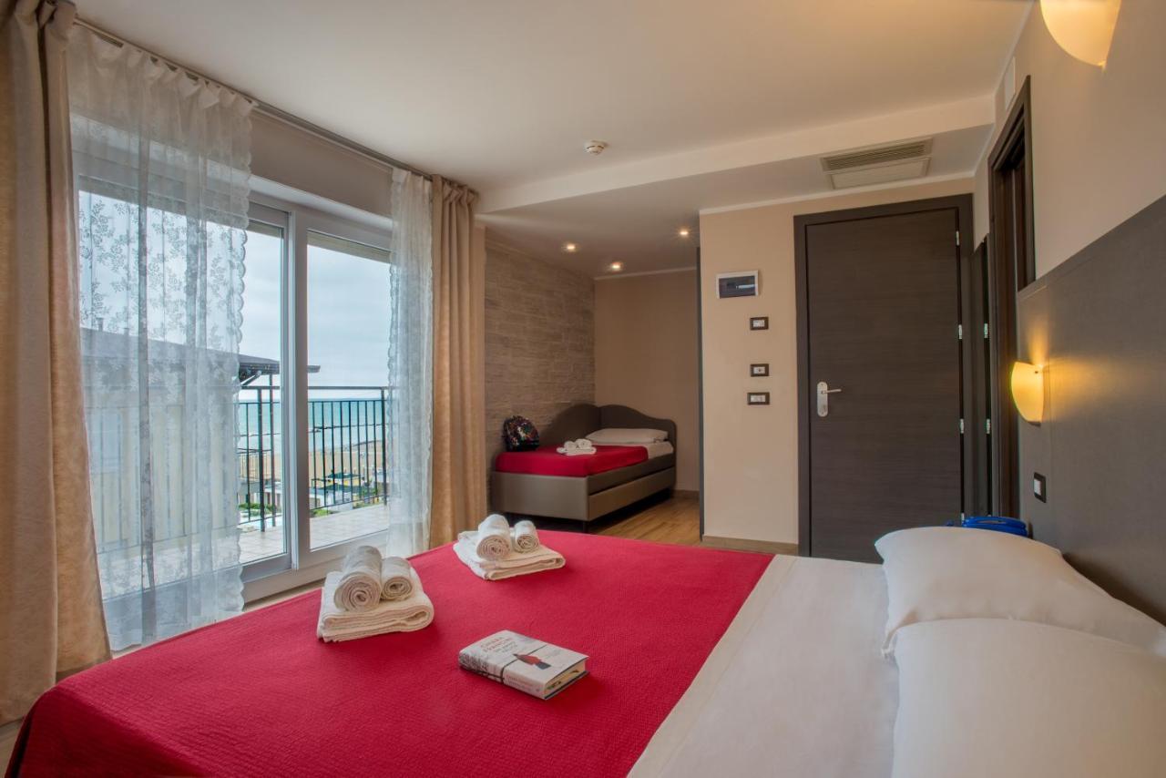 Hotel London Cattolica Bagian luar foto