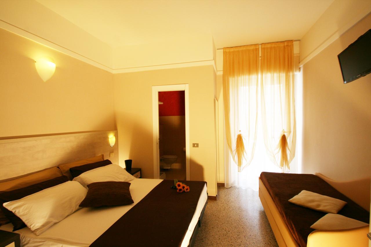 Hotel London Cattolica Bagian luar foto