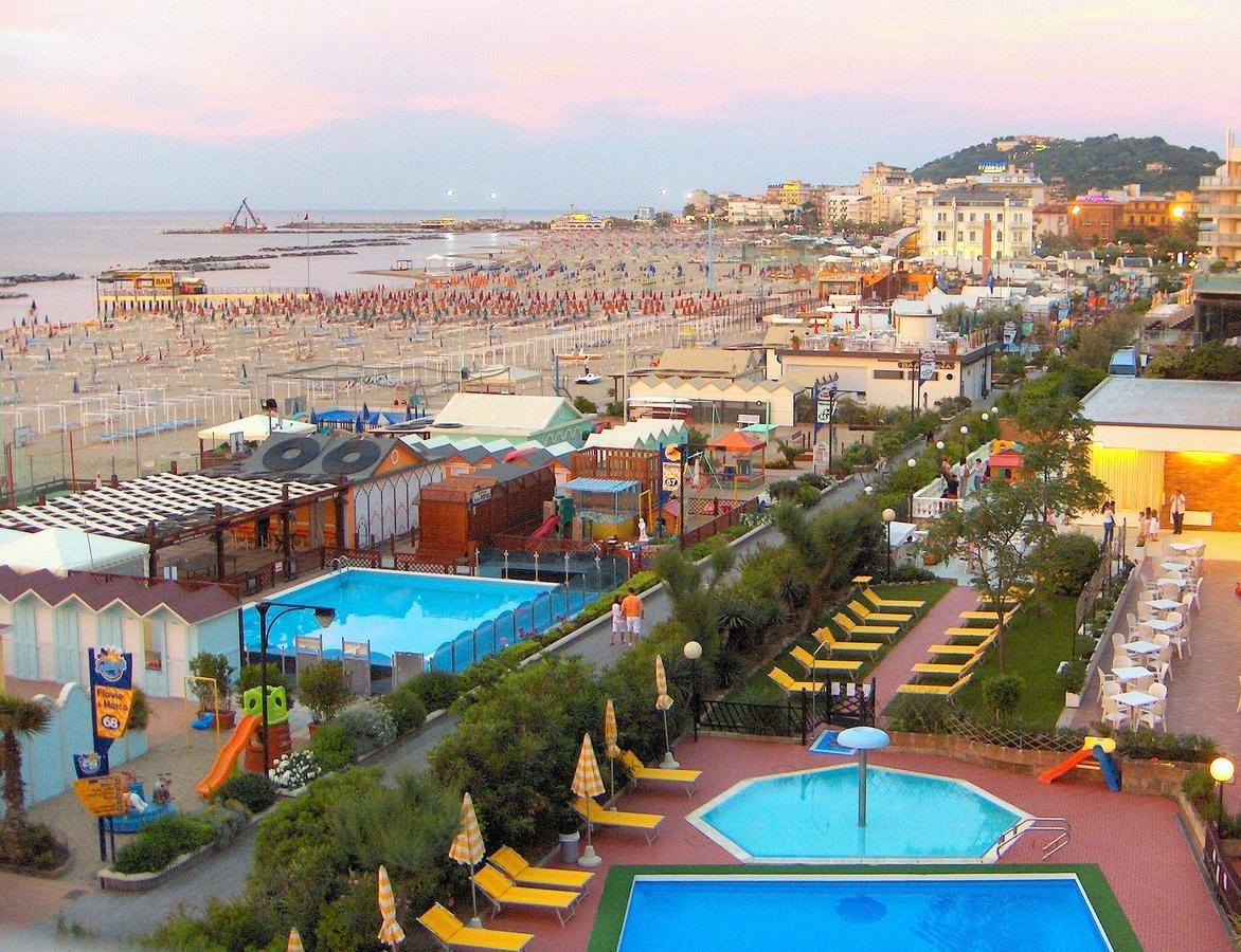 Hotel London Cattolica Bagian luar foto