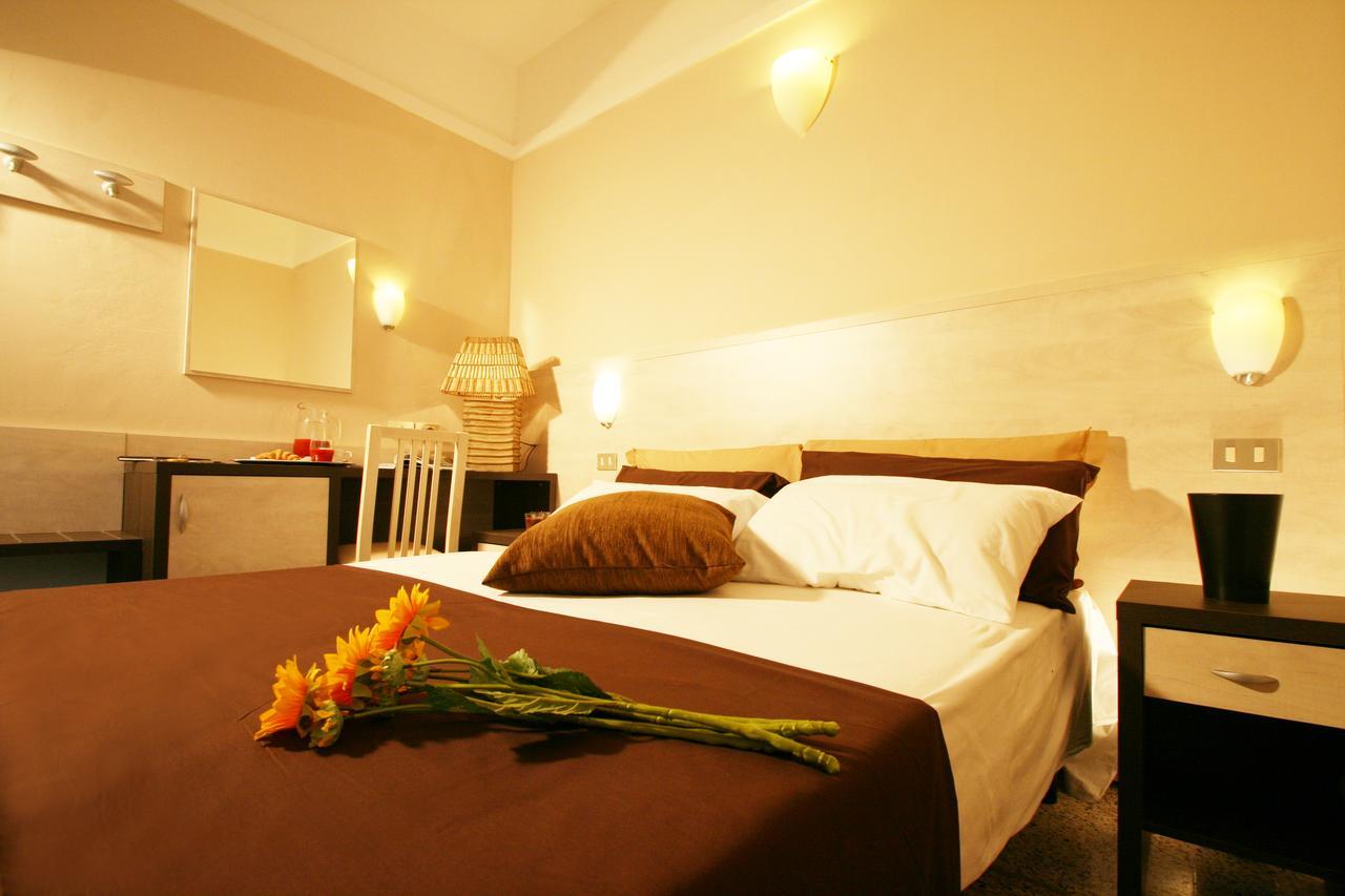 Hotel London Cattolica Bagian luar foto