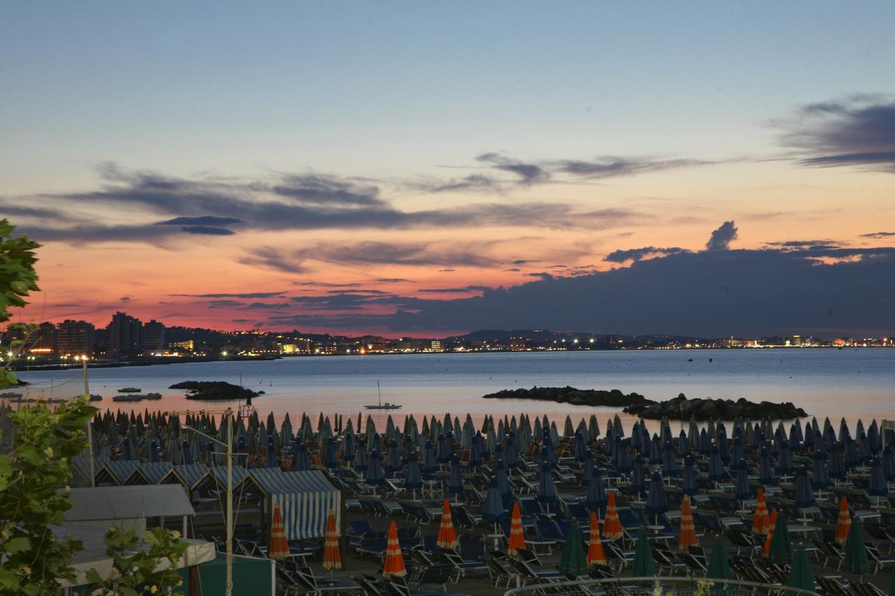 Hotel London Cattolica Bagian luar foto